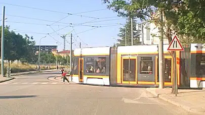 Eskişehir'de çocukların tehlikeli tramvay yolculuğu