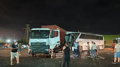 Hatay'da tır ile işçi servisinin çarpıştığı kazada 12 kişi yaralandı