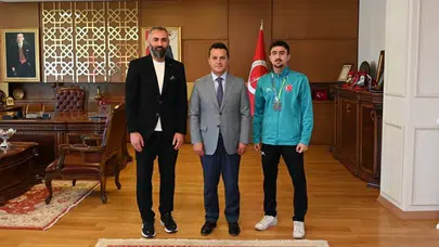 Rektör Ahmet Hamdi Topal, dünya ikincisi olan sporcuyu tebrik etti