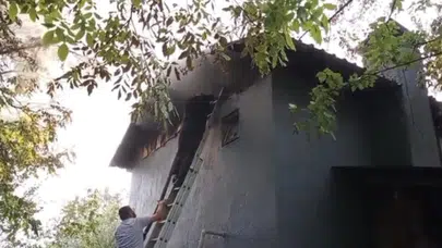 Bolu'da 2 katlı evin çatısında yangın çıktı
