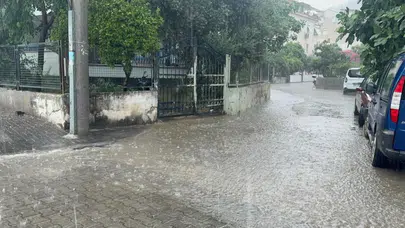 Muğla Marmaris'te sağanak yağış çilesi : Cadde ve sokaklar göle döndü
