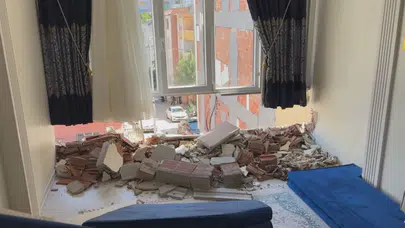 Esenyurt'ta yıkımı yapılan bina yanındaki binaya zarar verdi