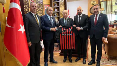 Devlet Bahçeli'ye Çorum FK forması hediye edildi
