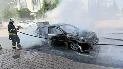 Antalya'da seyir halindeki araçta yangın çıktı