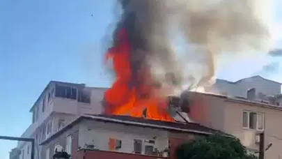 Bursa'da feci yangın : Çatıdan çıkan yangın iki binaya sıçradı