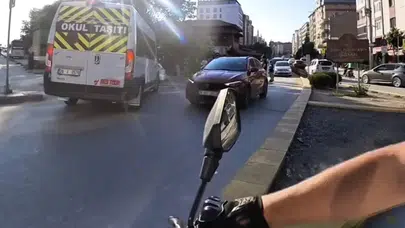 Eskişehir'de servis sürücüsü aracı motosikletin üzerine kırıp ters yöne girdi