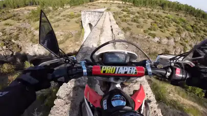 Safranbolu'da tarihi su kemeri üzerinde tehlikeli motosiklet yolculuğu