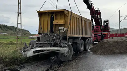Kayseri'de kamyon ile lokomotif çarpıştı : 1'i ağır 2 yaralı
