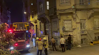 Beyoğlu'nda panik : Bodrum katının duvarı çöktü