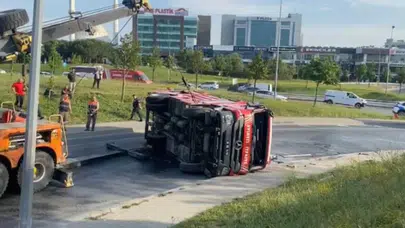 Bağcılar'da itfaiye aracı devrildi : 3 yaralı