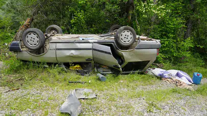 Kastamonu'da ağaca çarpan otomobil takla attı : 2'si ağır 3 yaralı