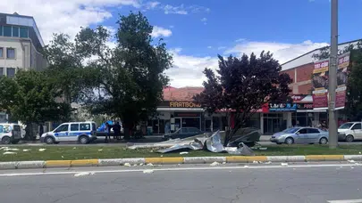 Fırtına Erzincan'ı vurdu : Çatılar uçtu, ağaçlar devrildi