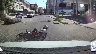 Batman'da motosikletin otomobile çarptığı kaza araç kamerasına yansıdı