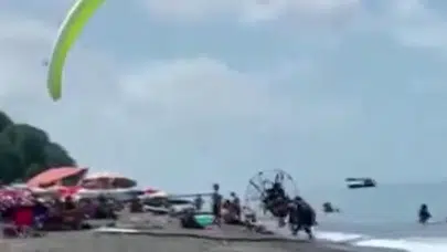 Düzce'de motorlu paraşüt kalabalığa daldı