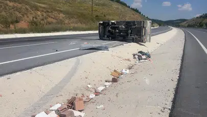 Afyonkarahisar'da tuğla yüklü kamyonet devrildi, 3 kişi yaralandı