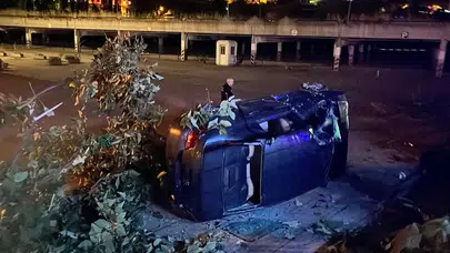 Bursa'da sıkıştırılan otomobil takla attı : 4 yaralı