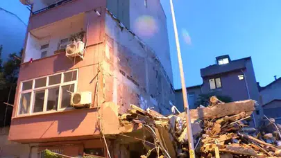 Kağıthane'de bina yıkımı sırasında yandaki apartman zarar gördü