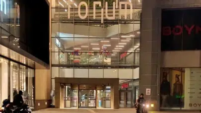 Forum Kayseri önünde bıçaklı kavga : 1 yaralı
