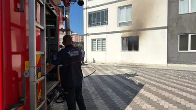 Kayseri Kocasinan'da yangın : 12 katlı binanın görevli dairesi yandı