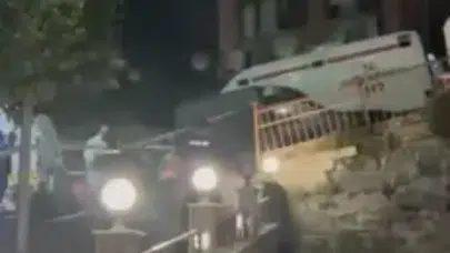 Demir korkuluklara kabloyla asılı erkek cesedi bulundu