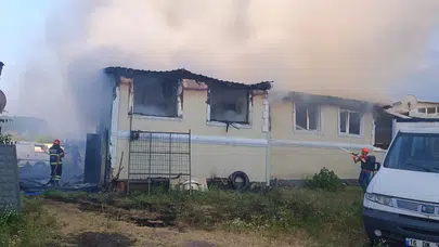 Sakarya'da alevler dakikalar içinde tüm evi sardı : Ahşap ev küle döndü