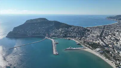 Alanya Kalesi açıklarında şoke eden görüntü : Denizde ölü keçi bulundu