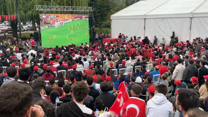 Bolu'da Dünya Kupası heyecanı : Anıtpark'ta dev ekranda izlediler