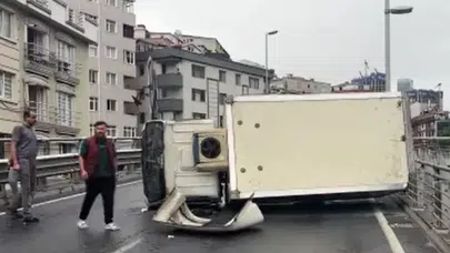 Bomonti-Dolmabahçe Tüneli çıkışında kamyonet devrildi : Trafik bir süre kapandı