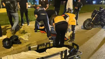 İnegöl’de motosiklet kazası : Emniyet şeridindeki 2 motosiklet çarptı, 3 yaralı