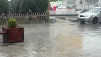 Ağrı'da sağanak ve dolu : Caddelerde sular birikti