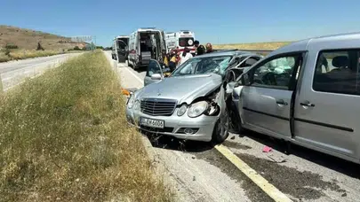 Afyonkarahisar’da feci kaza : Gurbetçi sürücü hayatını kaybetti, 6 kişi yaralandı