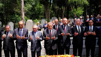 Dursun Özbek, Ali Sami Yen ve Süleyman Seba'nın kabrini ziyaret etti
