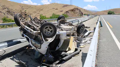 Elazığ-Diyarbakır karayolunda kamyonet su kanalına devrildi : 2 yaralı