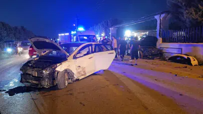 Düzce'de düğün salonu önünde otomobiller çarpıştı : Yaralılar var