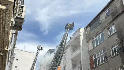 Esenyurt'ta binanın çatısında yangın