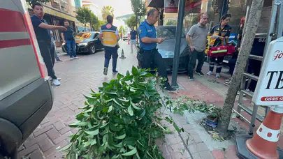 Bartın'da sürücü fren yerine gaza bastı, duvara çarparak durabildi