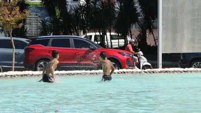 Antalya'da sıcak hava etkisi : Çocuklar süs havuzuna girip serinledi