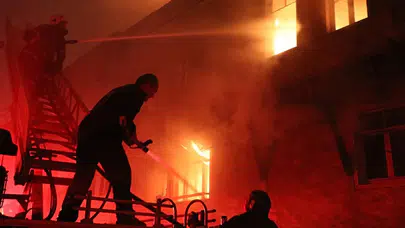 Kayseri'de 4 katlı binada yangın çıktı : 4 kişi dumandan etkilendi