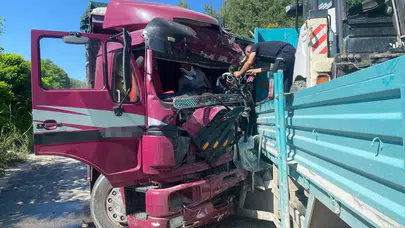Manisa'da iki kamyon virajda çarpıştı : 1 ölü 2 yaralı