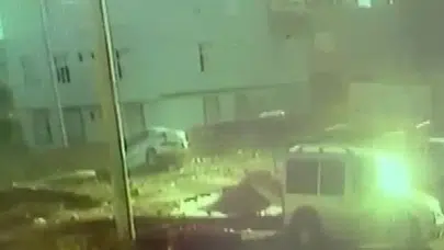 Şanlıurfa'da park halindeki araç çukura düştü