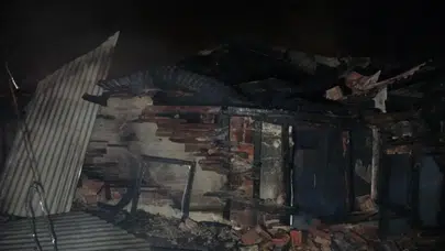 Kastamonu'da alev alev yanan ahşap ev kullanılmaz hale geldi