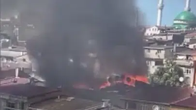 Sultangazi'de bir binanın çatısında yangın çıktı