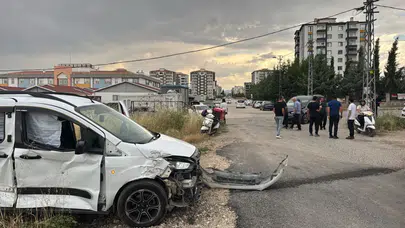 Adıyaman'da iki hafif ticari araç çarpıştı : 2 yaralı