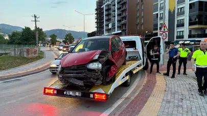 Bursa'da araç tabelaya çarptı, sürücü yaralandı