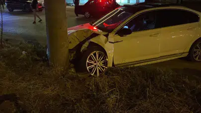 Bursa'da otomobil direğe çarptı : 19 yaşındaki sürücü yaralandı