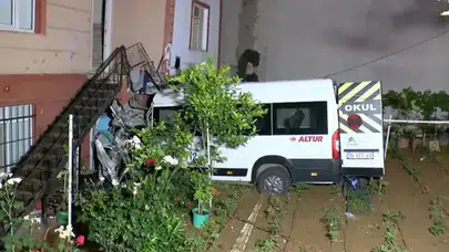 Çekmeköy'de servis minibüsü evin bahçesine uçtu