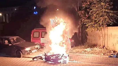 Seyir halindeki motosiklet alev alev yandı ! Sürücü son anda kurtuldu