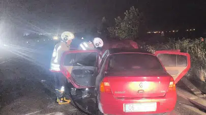 Hatay Kırıkhan'da seyir halindeki otomobilde yangın çıktı
