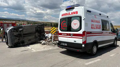 Çorum'da hafif ticari araç ile otomobil çarpıştı : 2’si ağır 5 kişi yaralandı