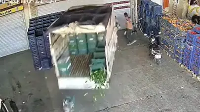 Adana'da sandalyede oturan kişiye kamyonet çarptı : O anlar kamerada